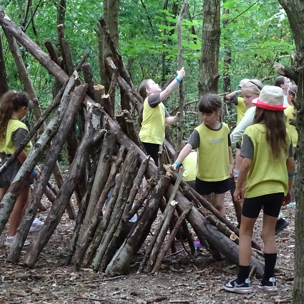 Brownies building a den at Mystole. BeWILDer.