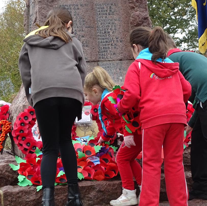 Herne Bay, 2 Rainbows and 1 Brownie laying wreaths for Remembrance.